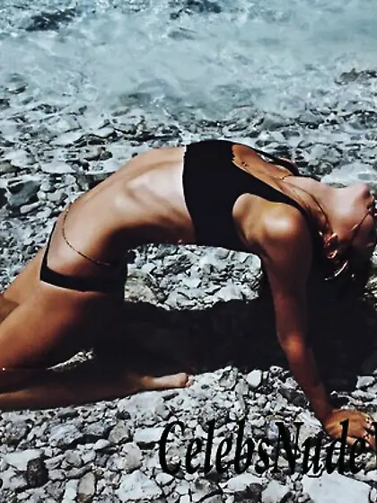 Alexis Ren nude pics