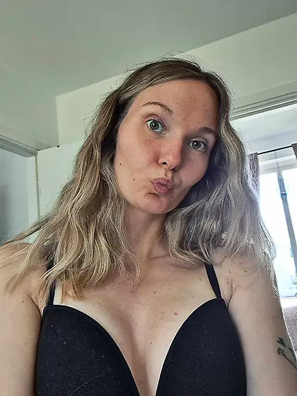 Josefin shows her petite body for you