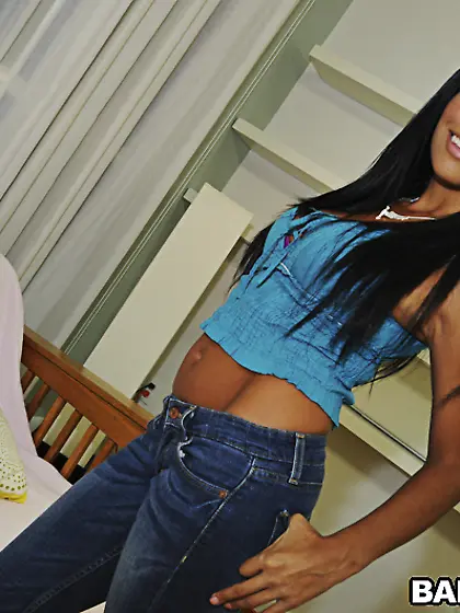 Cassandra Cruz takes her sexy blue jeans off and exposes her gap