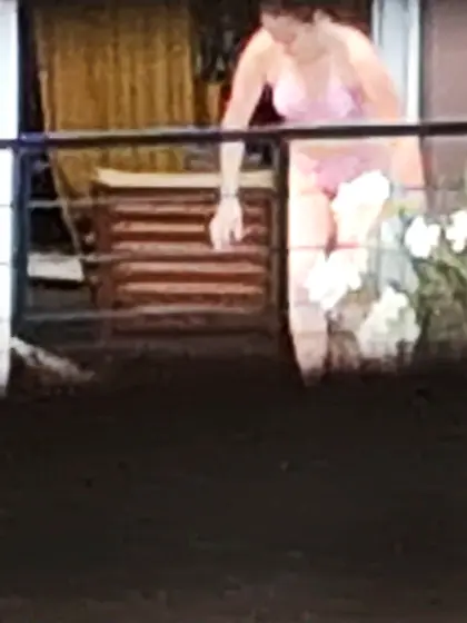 Jeune voisine qui bronze