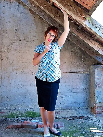 Natural nerdy amateur big tits