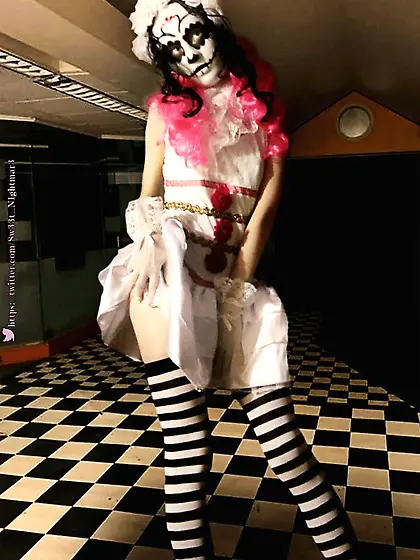 I'm a cute horny zombie girl