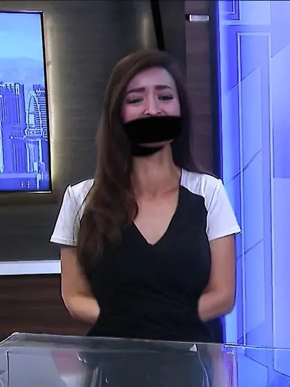 A pretty neck getting stretched