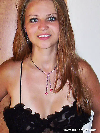 Young teen shows hot