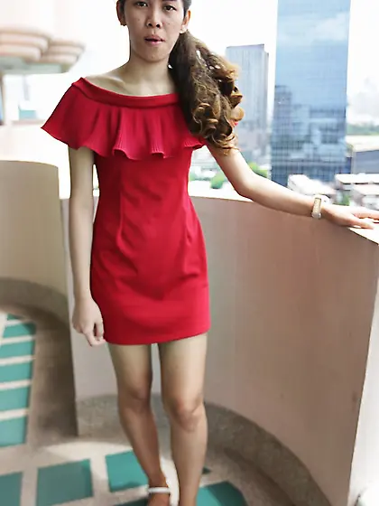 Thai slut in a red dress never stops smiling even in the backsea