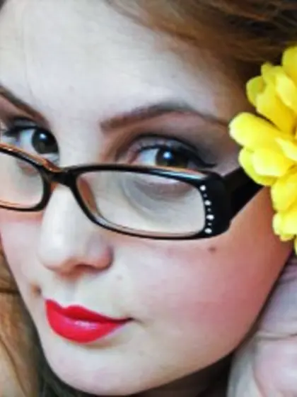 Brunette kira perform cameltoe