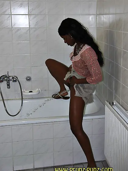 golden shower pissing babes