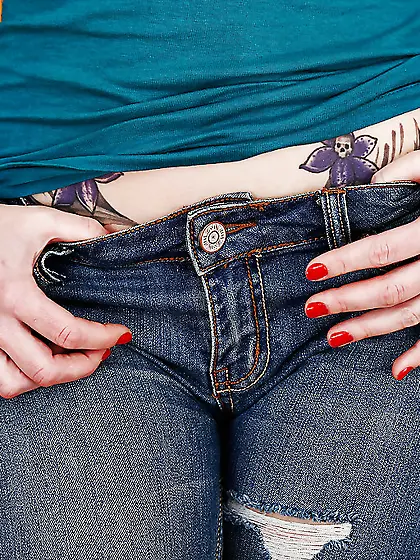 American dark haired mature solo