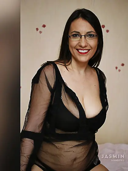Big tit straight milf