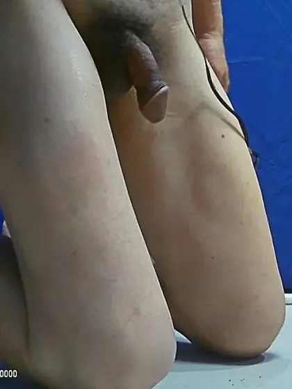 乳首に電気を通して感じている