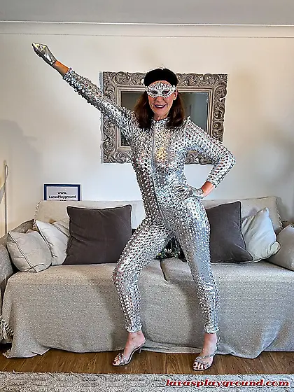 Lara Latex Cums in Peace at LarasPlayground