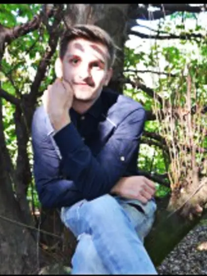 Brunette fuckyoubby perform close