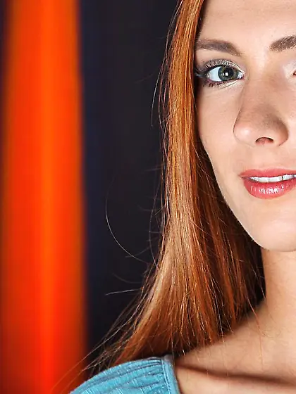 Redheaded seductress with a great tan shows her feet and bald pu