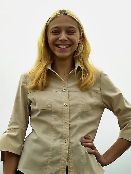 Vika unbuttoned her Jacket