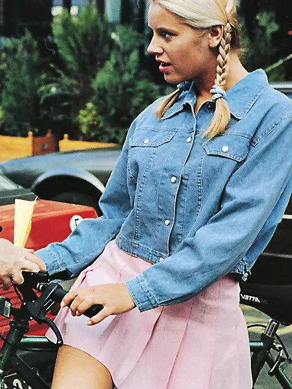 Cute retro blonde banged