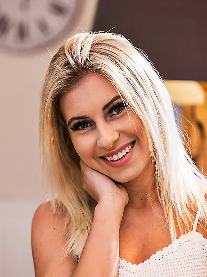 She does not look like an amateur,  she teases real hard