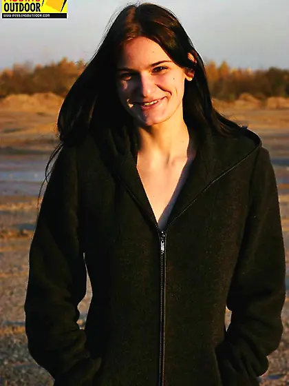 Lady pissing on road