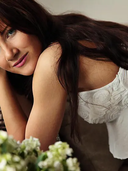 Sexy brunette with a perfect bod Lauren Lace takes off her top a