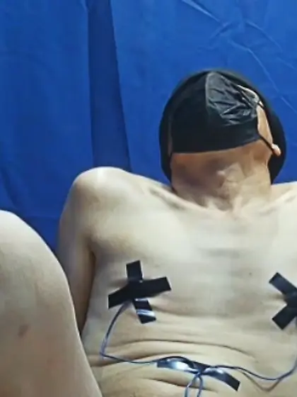 乳首に電気を通して感じている