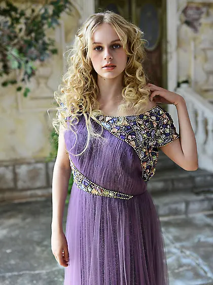 Curly blonde beauty Nika L is demonstrating her wonderful shapes