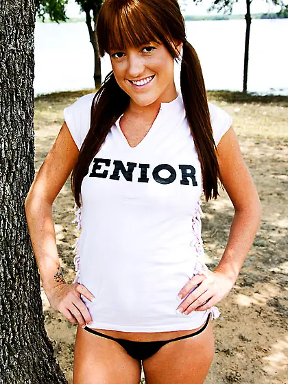 Brunette hottie finger fucking