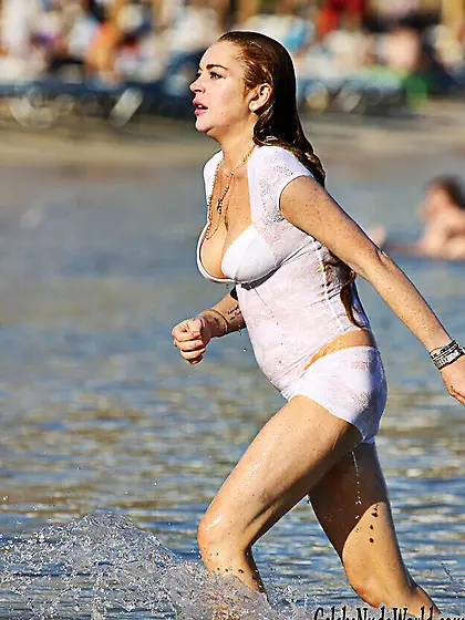 Lindsay Lohan wet boobs pics