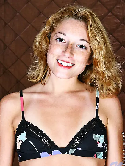 Hot teen Lara Nubiles gets incredible pleasure playing with her