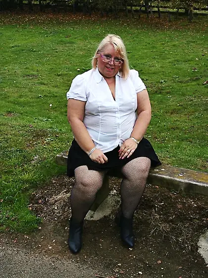 Chubby granny peels white