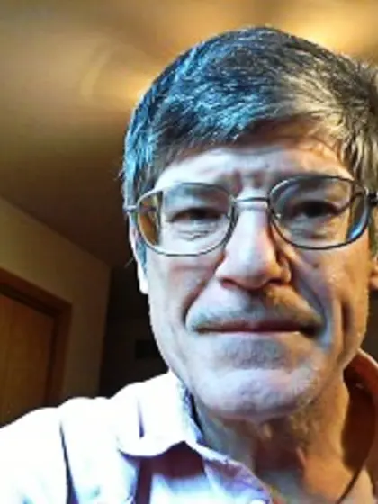 Brunette shortsexyguy perform close