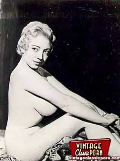 Sexy vintage blondes showing