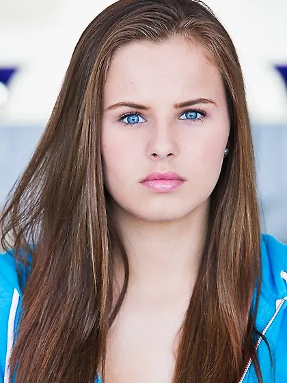 Alluring brunette babe gulps a large dick before having it in he