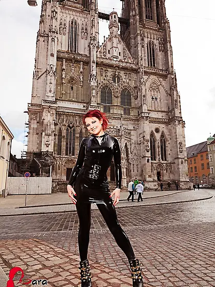 Gorgeous chick pose foxy