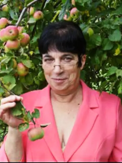 Brunette jollygranny perform anal