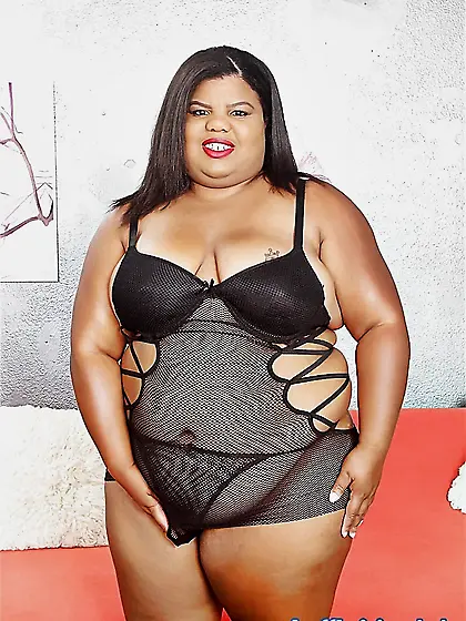 Chubby and black plumper Peaches get wet