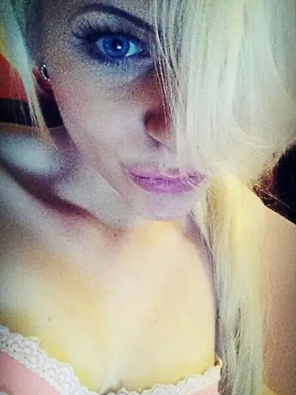 Camgirl Lara Lee zeigt sich!