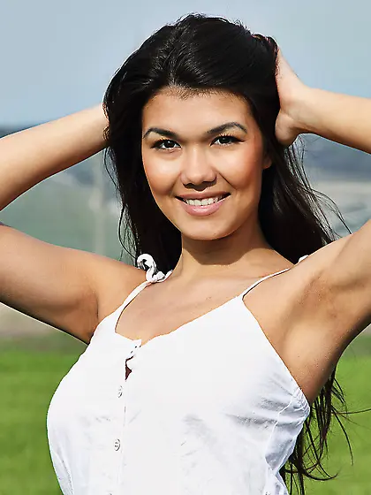 Arousing brunette babe with an amazing ass Rita H poses nude out