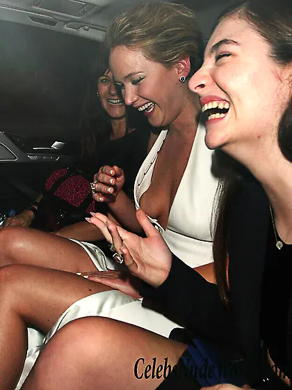 Jennifer Lawrence nipslip photos