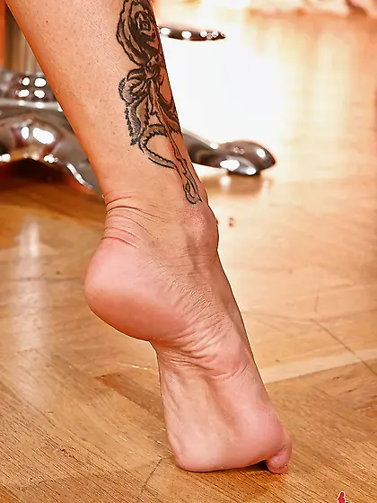 Veronika Fasterova sexy soles, toes