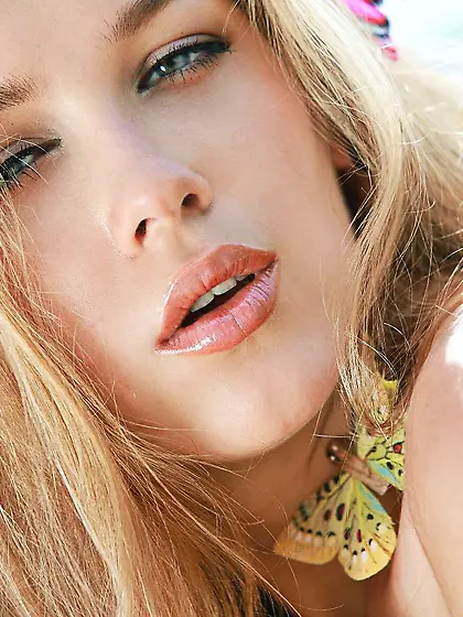 Gorgeous teenage Erica B is craving for the sun rays to pet her