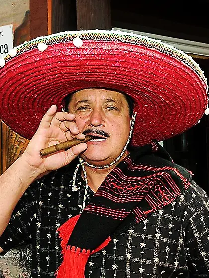 Jasmine Luna Gold screams like a real bitch as she gets her tigh