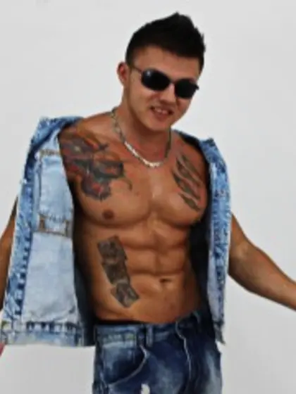 Brunette Achilexx Dancing.