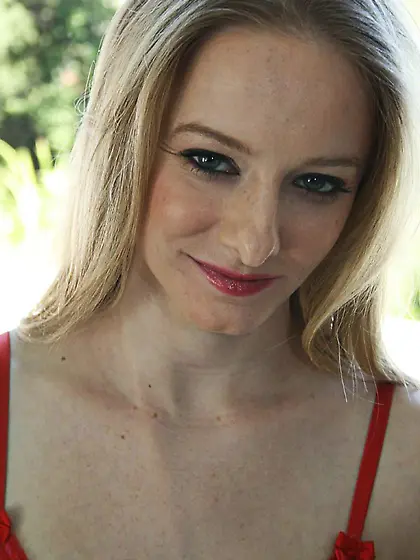 This alluring babe in pink seduces a handsome man and enjoys in