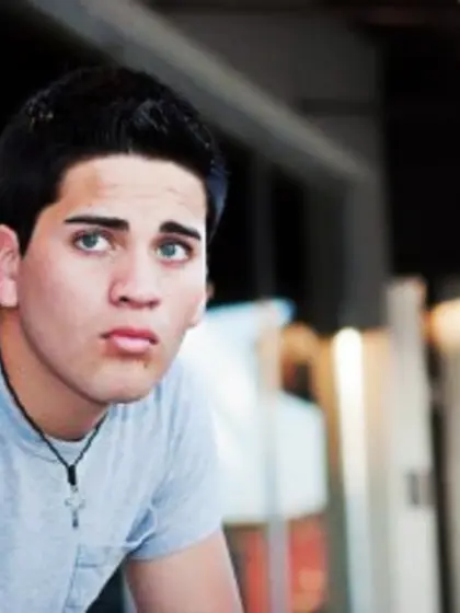 Brunette spanishbombon perform close