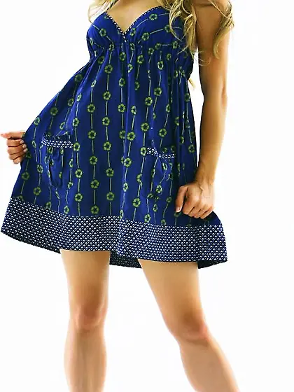 The licentious blonde babe Lindsey Meadows shows pussy slit from