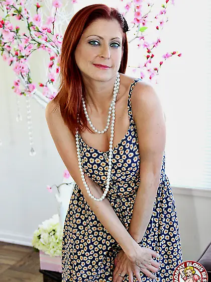 Redhead MILF in stockings