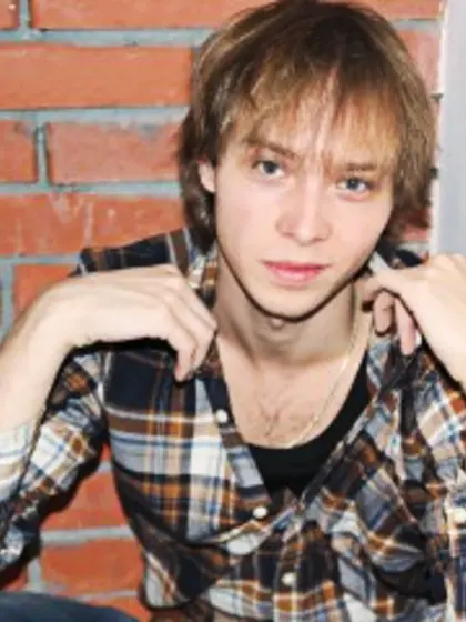 Blonde matthew perform close