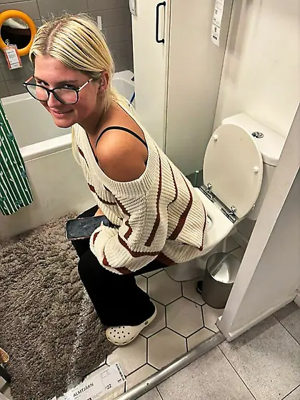 Pissing girls