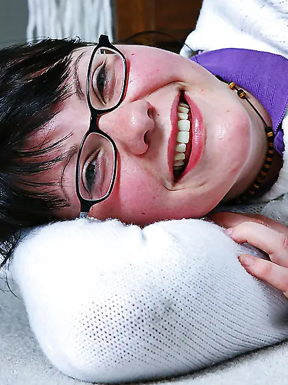 Geeky lady finds a new direction for her sex life in while solo