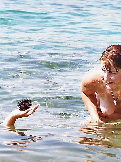 Bare-Breasted beach femmes taunting
