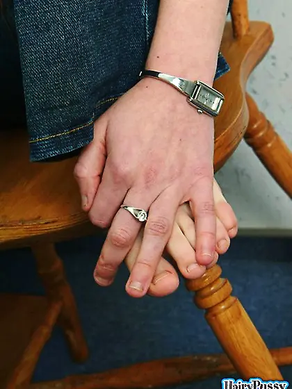 Black haired bimbo wiggles